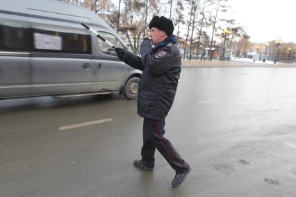 Иркутск.  Сотрудник полиции во время дежурства на дороге.