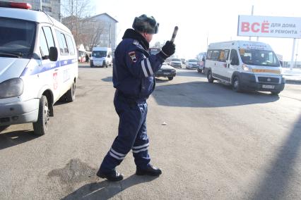 Иркутск.  Сотрудник ДПС во время дежурства на дороге.