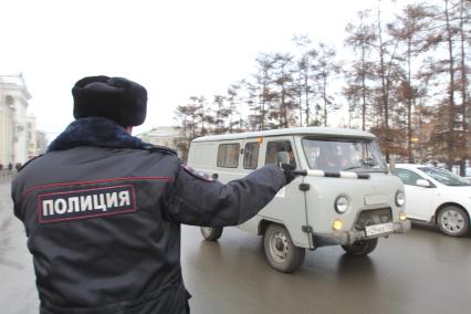 Иркутск.  Сотрудник полиции во время дежурства на дороге.