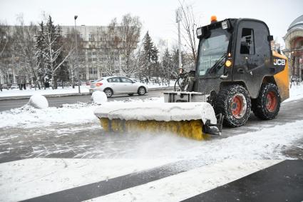 Тула. Снегоуборочная техника на одной из улиц города.