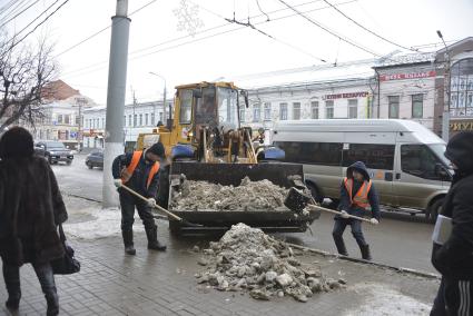 Тула. Снегоуборочная техника во время уборки снега на одной из улиц города.