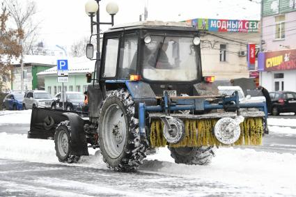 Тула. Снегоуборочная техника на одной из улиц города.