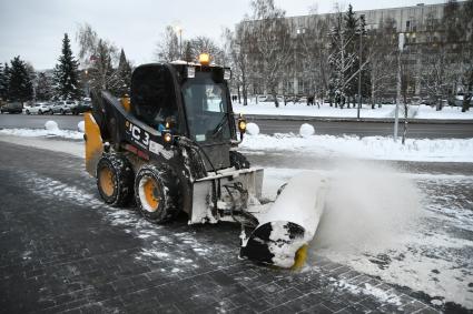 Тула. Снегоуборочная техника во время уборки снега на одной из улиц города.