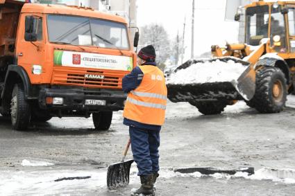 Тула. Снегоуборочная техника на одной из улиц города.