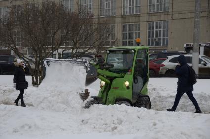 Тула. Снегоуборочная техника во время уборки снега на одной из улиц города.