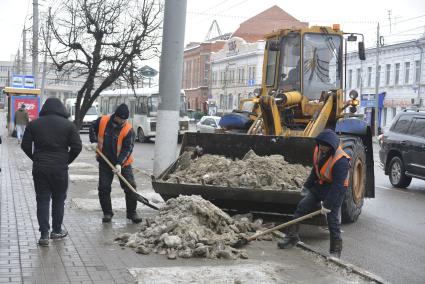 Тула. Снегоуборочная техника во время уборки снега на одной из улиц города.