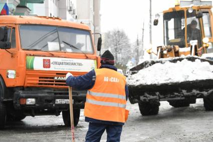 Тула. Снегоуборочная техника на одной из улиц города.