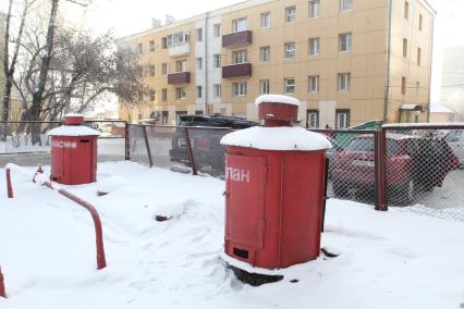 Иркутск. Газовый баллон во дворе жилого дома.