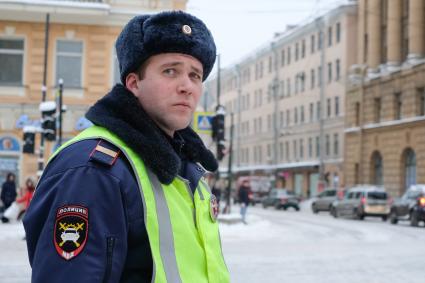 Санкт-Петербург.  Сотрудник полиции на улице города.