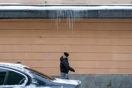 Санкт-Петербург. Сосульки на фасаде дома.