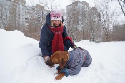 Самара. Девушка гуляет с собакой.