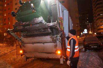 Самара. Уборка контейнеров с мусором во дворе дома.