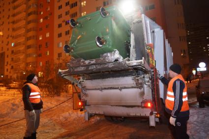 Самара. Уборка контейнеров с мусором во дворе дома.