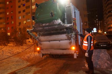 Самара. Уборка контейнеров с мусором во дворе дома.