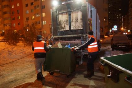 Самара. Уборка контейнеров с мусором во дворе дома.