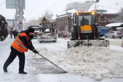 Иркутск. Снегоуборочная техника на улицах города.