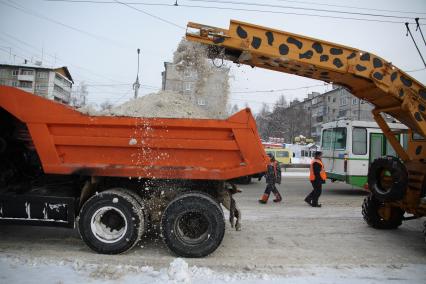 Иркутск. Снегоуборочная техника на улицах города.