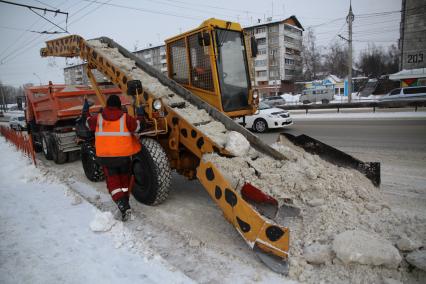 Иркутск. Снегоуборочная техника на улицах города.