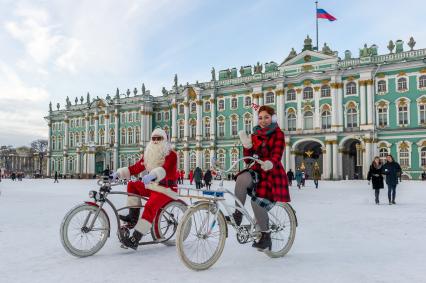 Санкт-Петербург. Участники велопробега Дедов Морозов и Снегурочек на Дворцовой площади.