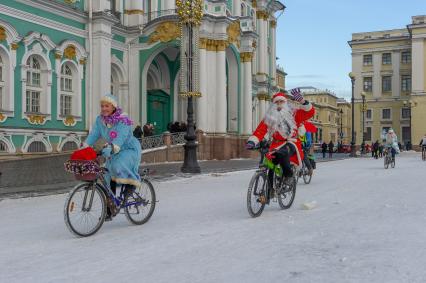 Санкт-Петербург. Участники велопробега Дедов Морозов и Снегурочек на Дворцовой площади.