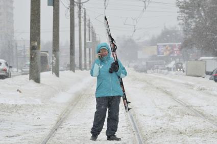 Тула. Женщина с лыжами на одной из улиц города.