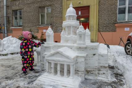 Санкт-Петербург. Копия Исаакиевского собора, сделанная из снега Владимиром Кузьминым, во дворе жилого дома.