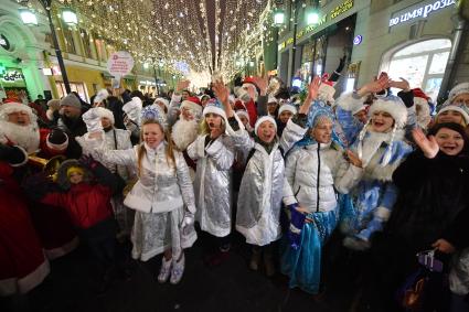 Москва.  Участницы парада Снегурочек, проходящего в рамках фестиваля `Путешествие в рождество`, в Камергерском переулке.