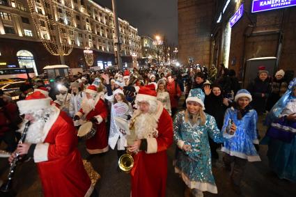 Москва.  Участницы парада Снегурочек, проходящего в рамках фестиваля `Путешествие в рождество`, прошли по Тверской улице.