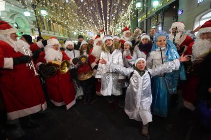 Москва. Участницы парада Снегурочек, проходящего в рамках фестиваля `Путешествие в рождество`, в Камергерском переулке.