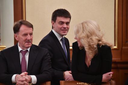 Москва. Заместитель председателя правительства РФ Алексей Гордеев, министр науки и высшего образования РФ Михаил Котюков ( в центре) и заместитель председателя правительства РФ Татьяна Голикова перед началом предновогодней встречи президента РФ Владимира Путина с членами правительства РФ.