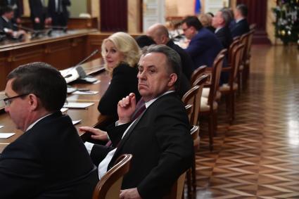 Москва. Вице-премьер РФ Виталий Мутко перед началом предновогодней встречи президента РФ Владимира Путина с членами правительства РФ.