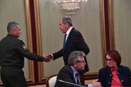 Москва. Министр обороны РФ Сергей Шойгу и министр иностранных дел Сергей Лавров (слева направо) перед началом предновогодней встречи президента РФ Владимира Путина с членами правительства РФ.