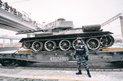 Новосибирск. Встреча эшелона с легендарными танками Т-34 из Лаоса на перроне новосибирского вокзала.