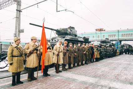 Новосибирск. Встреча эшелона с легендарными танками Т-34 из Лаоса на перроне новосибирского вокзала.