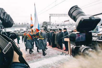 Новосибирск. Встреча эшелона с легендарными танками Т-34 из Лаоса на перроне новосибирского вокзала.