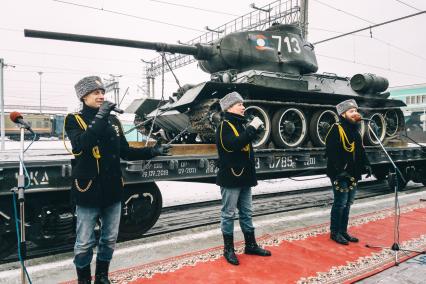 Новосибирск. Встреча эшелона с легендарными танками Т-34 из Лаоса на перроне новосибирского вокзала.