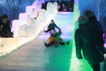 Красноярск.  Жители города катаются с ледяных горок во время Рождественских гуляний.