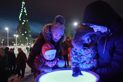 Красноярск.  Жители города во время Рождественских гуляний у самой высокой елки России.