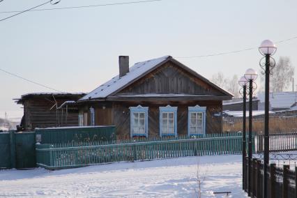 Иркутская область, п. Юголок.  Деревянный дом.