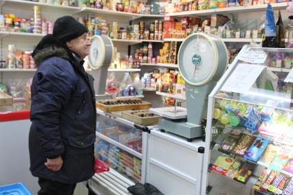 Иркутская область, п. Юголок.  Мужчина в продуктовом магазине.