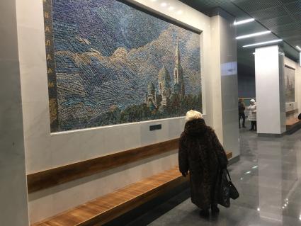 Москва. Женщина осматривае панно на станции метро Беломорская Горьковско-Замоскворецкой линии.
