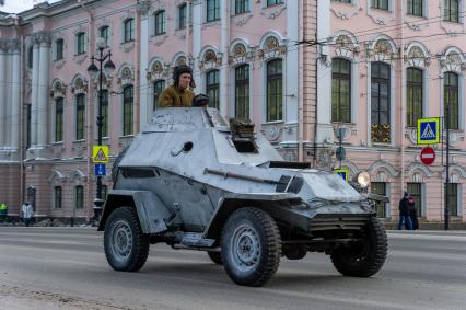 Санкт-Петербург. Исторические машины во время  ретропроезда `Машины Победы на Дороге жизни`, посвященного 75-летию полного освобождения Ленинграда от фашистской блокады на Невском проспекте.