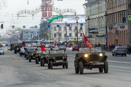 Санкт-Петербург. Исторические машины во время ретропроезда `Машины Победы на Дороге жизни`, посвященного 75-летию полного освобождения Ленинграда от фашистской блокады на Невском проспекте.
