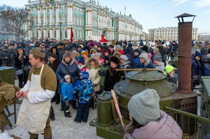 Санкт-Петербург. Полевая кухня на  выставке-ретропроезде `Машины Победы на Дороге жизни`, посвященном 75-летию полного освобождения Ленинграда от фашистской блокады.