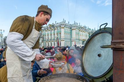 Санкт-Петербург. Полевая кухня на  выставке-ретропроезде `Машины Победы на Дороге жизни`, посвященном 75-летию полного освобождения Ленинграда от фашистской блокады.