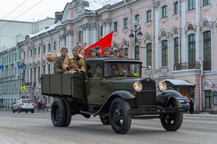 Санкт-Петербург. Исторические машины во время  ретропроезда `Машины Победы на Дороге жизни`, посвященного 75-летию полного освобождения Ленинграда от фашистской блокады на Невском проспекте.