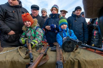 Санкт-Петербург.  Историческая реконструкция `Машины Победы на Дороге жизни`, посвященная 75-й  годовщине  полного освобождения Ленинграда от фашисткой блокады.