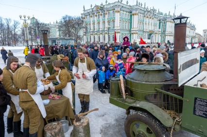 Санкт-Петербург. Полевая кухня на  выставке-ретропроезде `Машины Победы на Дороге жизни`, посвященном 75-летию полного освобождения Ленинграда от фашистской блокады.