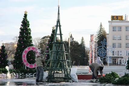 Ставрополь. Работники коммунальных служб проводят демонтаж новогодних елок.