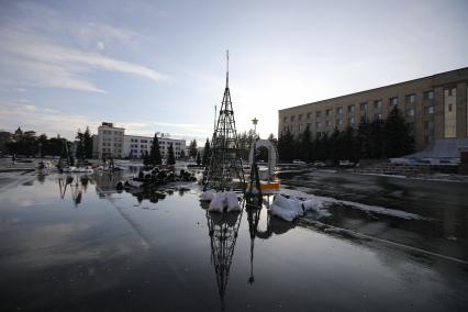 Ставрополь. Демонтаж новогодних елок на площади Ленина.